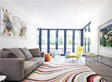 裁剪拼接不能少 地毯铺设也讲究