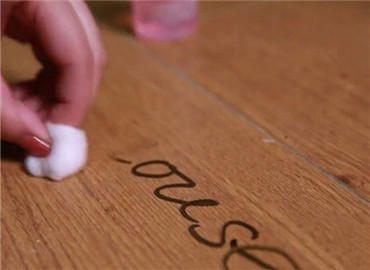 仅需1分钟 让木地板恢复光彩