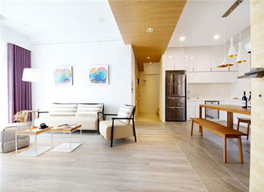 简约原木复式户型 日光下的温暖屋宅