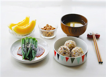 秋高气爽好时节 高品质电器助力郊游餐