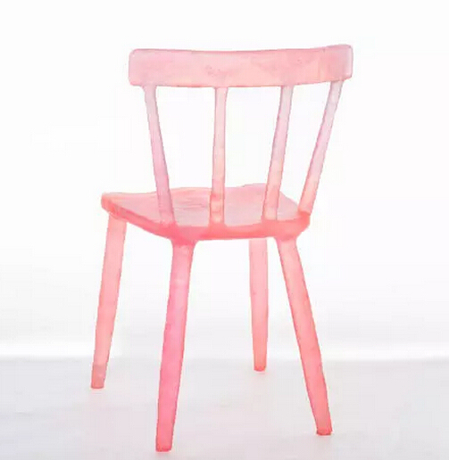 你能想象吗 这些椅子都是废玻璃做的