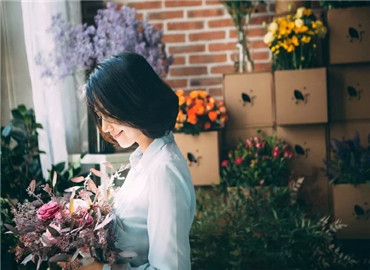 手捧鲜花 你也可以温婉美好