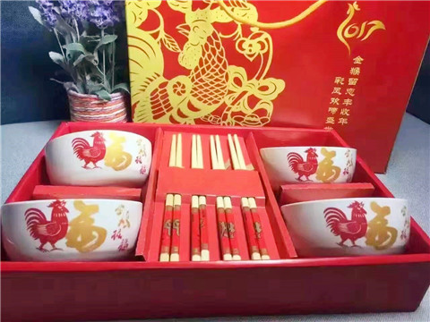 红色餐具