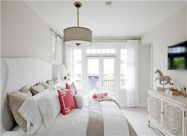 卧室里有阳台 要怎么装修才好看？