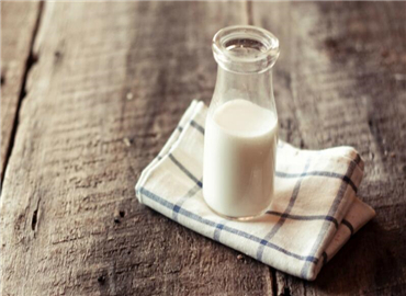 过期牛奶别乱扔 养护地暖地板就靠它