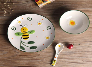 饭桌上有动物童话 还用担心孩子不爱吃饭？