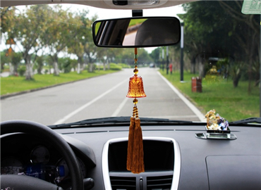 保平安最重要 车内挂件可不能随便摆