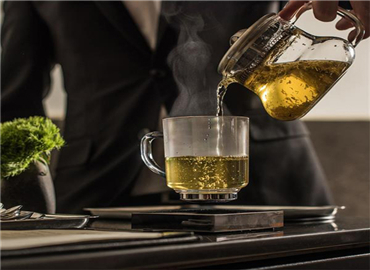 杯子椅子都悬空了？还以为是在做梦