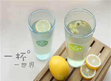 别再说多喝热水了 这样关心她才是王道